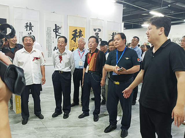 国家文物局原党组书记、副局长张柏与国家民委原办公厅主任、中国民族建筑研究会会长李春林参观展览.jpg