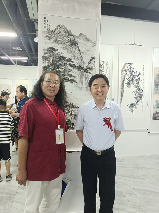 华夏国艺中心副主任、中国书画家联谊会新文艺群体书画家工作委员会副主任任纪成与中国文联办公厅主任、中国民族建筑研究会书画艺术专业委员会主任罗杨合影.jpg