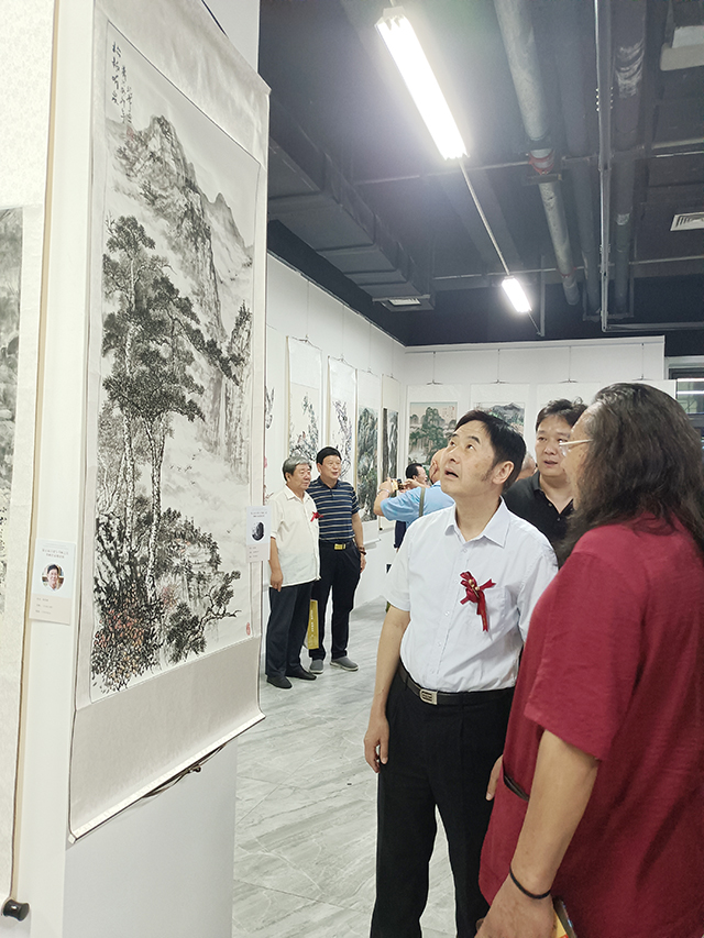中国文联办公厅主任、中国民族建筑研究会书画艺术专业委员会主任罗杨给任纪成主任现场作品点评.jpg