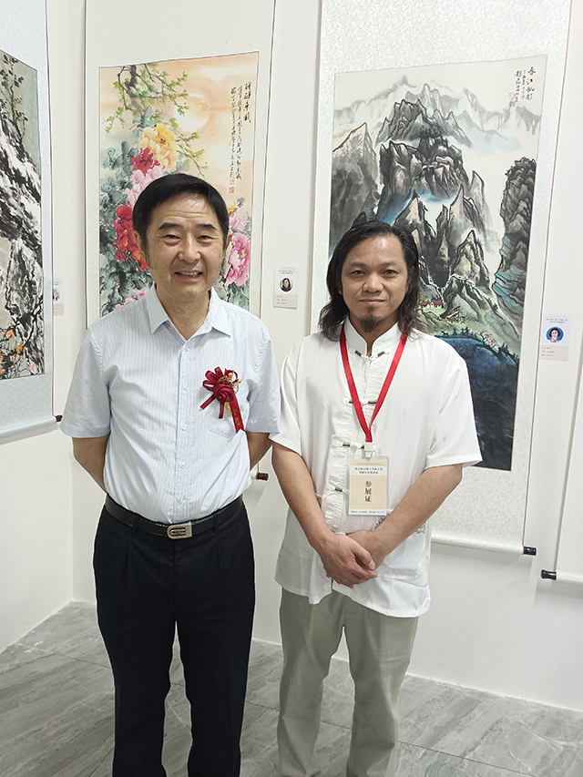 桂林南方书画院院长、农工党中央书画院理事李万和中国文联办公厅主任、中国民族建筑研究会书画艺术专业委员会主任罗扬合影.jpg