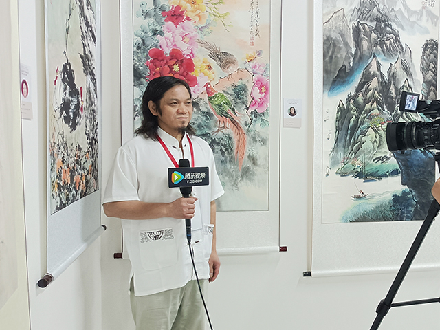 桂林南方书画院院长、农工党中央书画院理事李万接受采访中.jpg