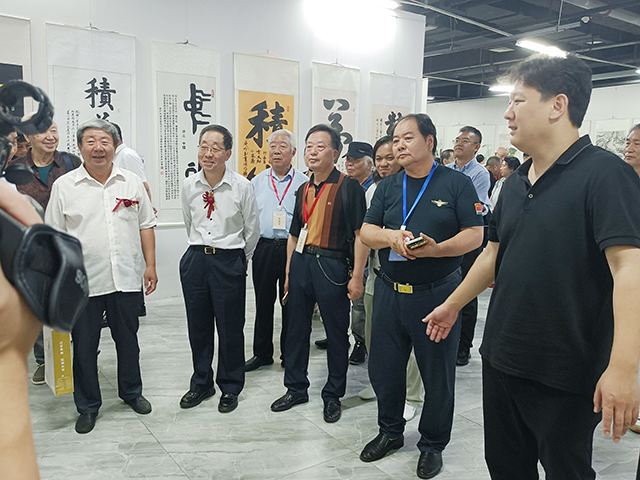 国家文物局原党组书记、副局长张柏与国家民委原办公厅主任、中国民族建筑研究会会长李春林参观展览.jpg