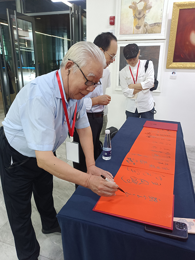 颜真卿书画院院长暨研究院执行院长魏宝玉现场签到.jpg