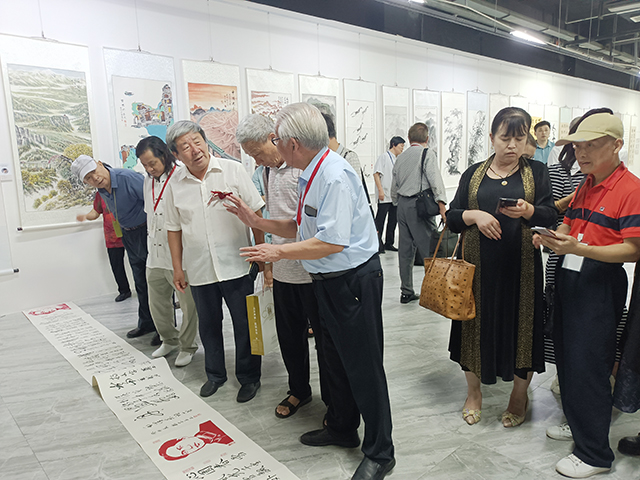 颜真卿书画院院长暨研究院执行院长魏宝玉现场介绍作品.jpg