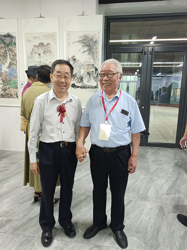 颜真卿书画院院长暨研究院执行院长魏宝玉和国家文物局原党组书记、副局长张柏合影.jpg