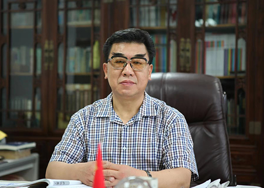 刘鸿田个人照-.jpg