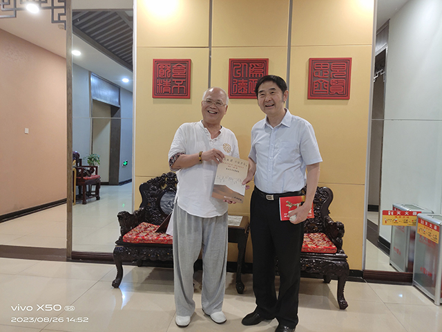 央广文旅发展中心副理事长、中国楹联学会书法艺术研究会常务理事林文亮 与中国文联原办公厅主任、中国民族建筑研究会书画艺术专业委员会主任罗杨合影 (2).jpg