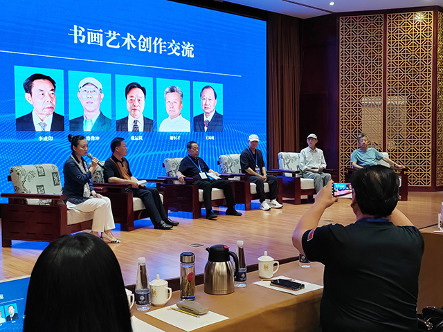 山东省巨野县老年书协副会长、中国民族建筑研究会书画艺术专业委员会客座教授解恒才发表讲话.jpg