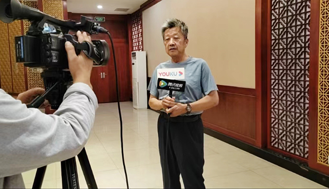 山东省巨野县老年书协副会长、中国民族建筑研究会书画艺术专业委员会客座教授解恒才现场接受媒体采访.jpg