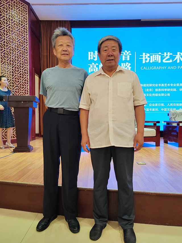 山东省巨野县老年书协副会长、中国民族建筑研究会书画艺术专业委员会客座教授解恒才与国家文物局原党组书记、副局长张柏合影.jpg