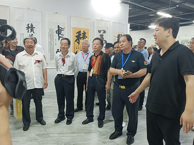 国家文物局原党组书记、副局长张柏与国家民委原办公厅主任、中国民族建筑研究会会长李春林参观展览.jpg