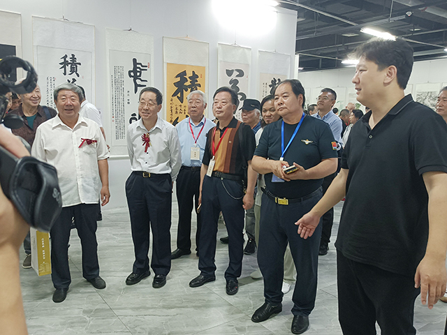 国家文物局原党组书记、副局长张柏与国家民委原办公厅主任、中国民族建筑研究会会长李春林参观展览.jpg