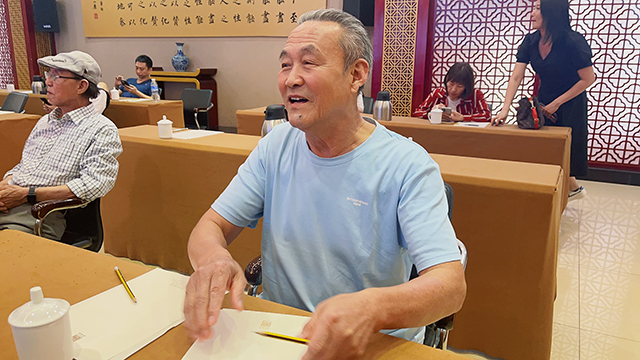 中国楹联学会书法艺术研究会副主席杨新平在峰会现场.JPG