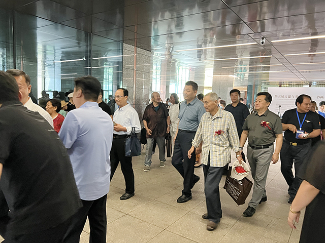 参展嘉宾和艺术老师入场.jpg