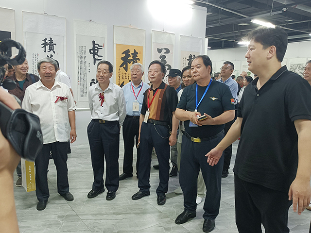 国家文物局原党组书记、副局长张柏与国家民委原办公厅主任、中国民族建筑研究会会长李春林参观展览.jpg