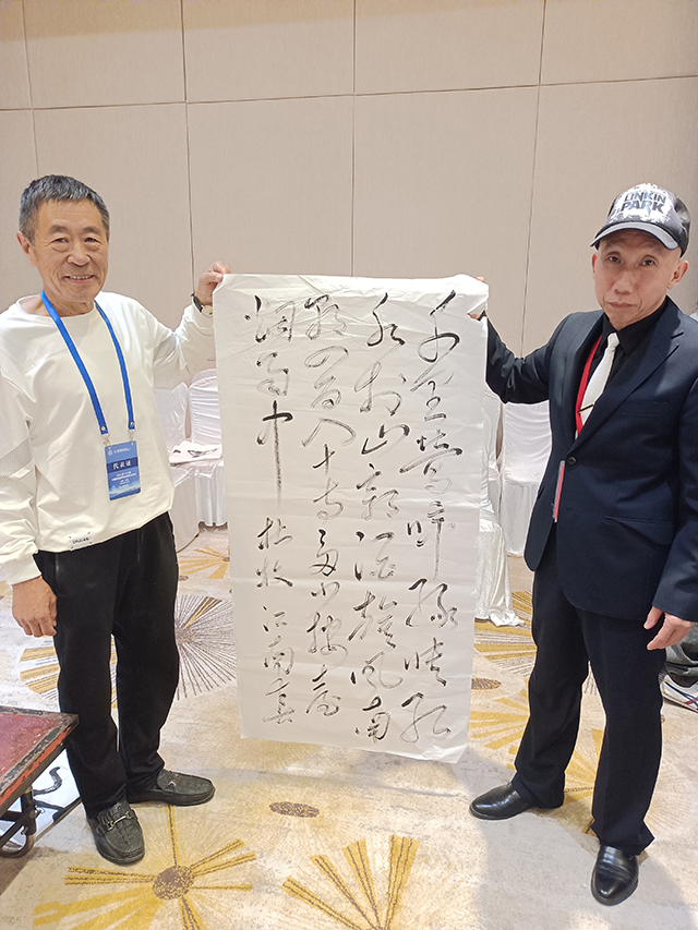 5与书画老师创作合影.jpg
