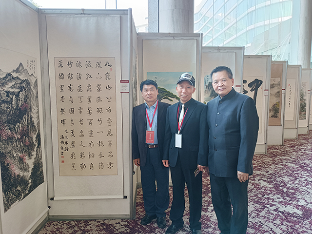 6展览作品前合影.jpg