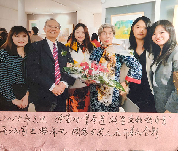 2018年元旦-徐震时-董春莲“彩墨交融铸丹青”在法国巴黎举办图为与友人在开幕式合影.jpg