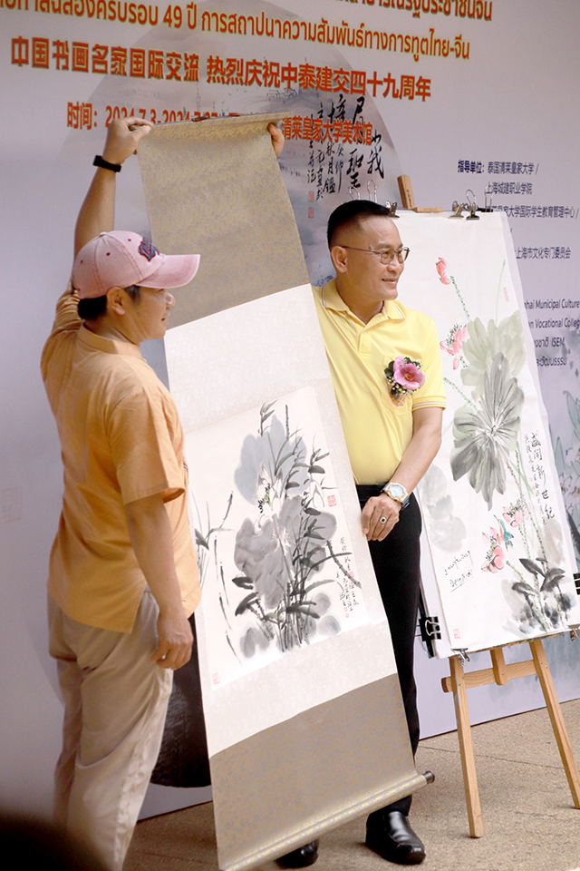 15-邓老师向泰国清莱皇家大学校长赠送国画水墨荷花作品.JPG