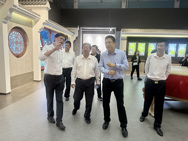 邱春林与张柏参观.jpg