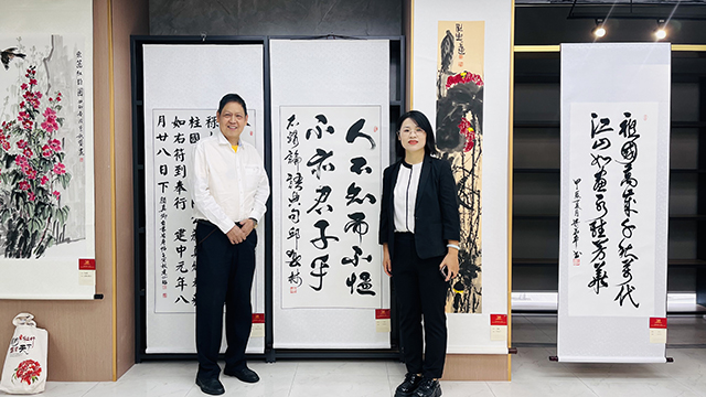 邱春林与郑蕊合影.JPG