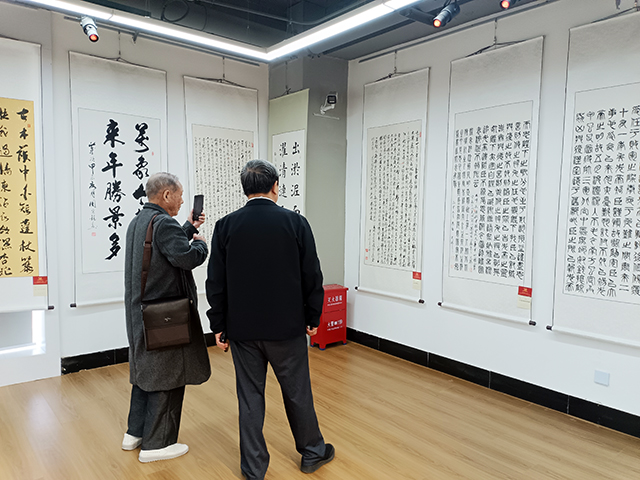 张友敬与张柏探讨作品.jpg